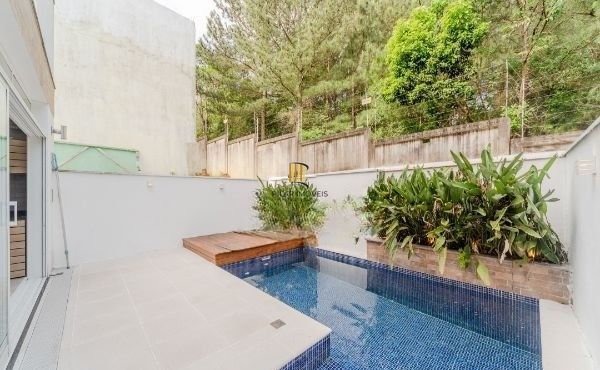 Uma casa linda dentro de um condomínio fechado, no Lagos de Nova Ipanema.