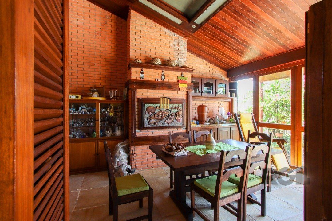 Casa com 4 dormitórios, sendo 1 suíte, com 2 vagas cobertas, no bairro Nonoai, Porto Alegre, RS