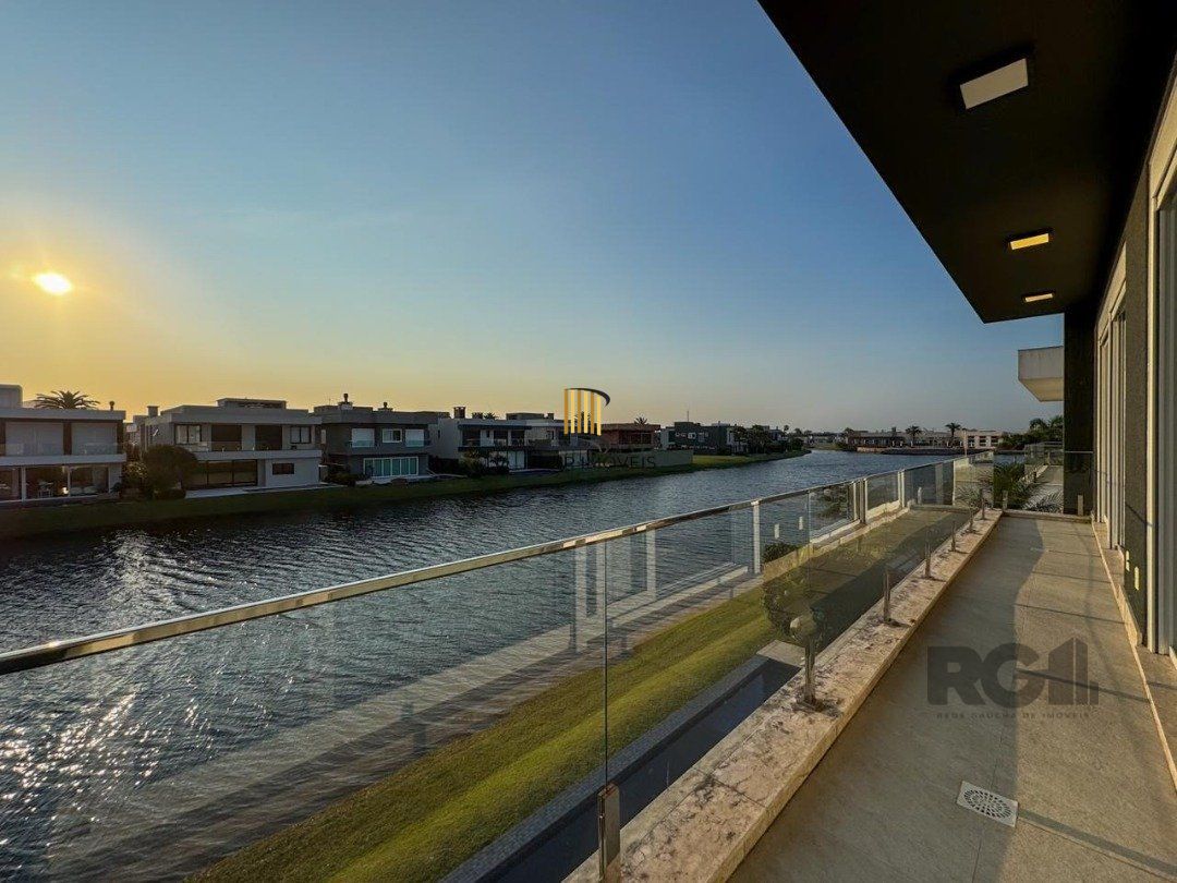 Excepcional sobrado 5 dormitórios com 5 suítes, totalmente mobiliado e ricamente decorado a beira lago em Xangrilá, no Condomínio Enseada.