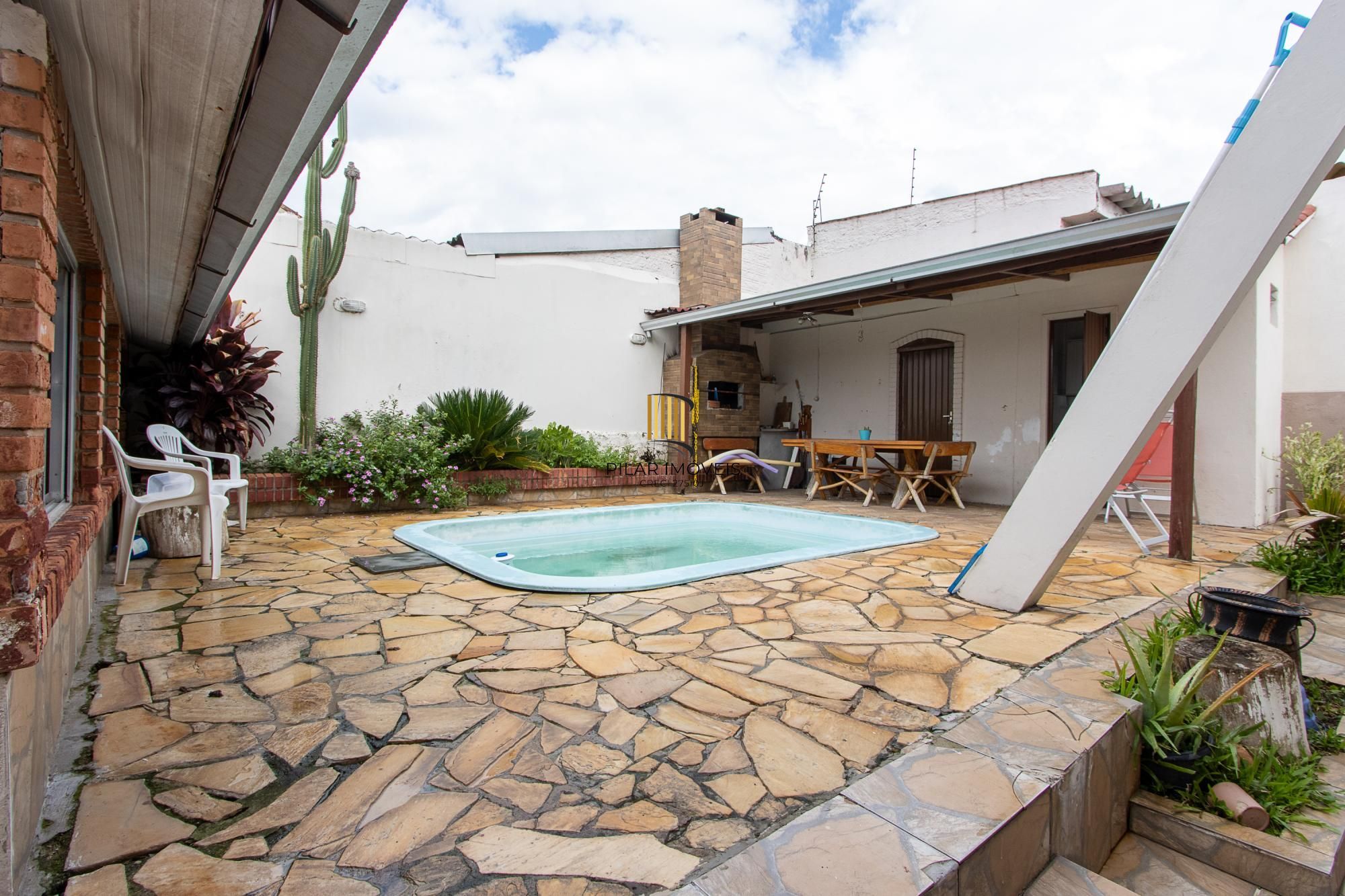 Casa de 4 dormitórios, 2 suítes, piscina, pátio e 2 vagas de garagem.