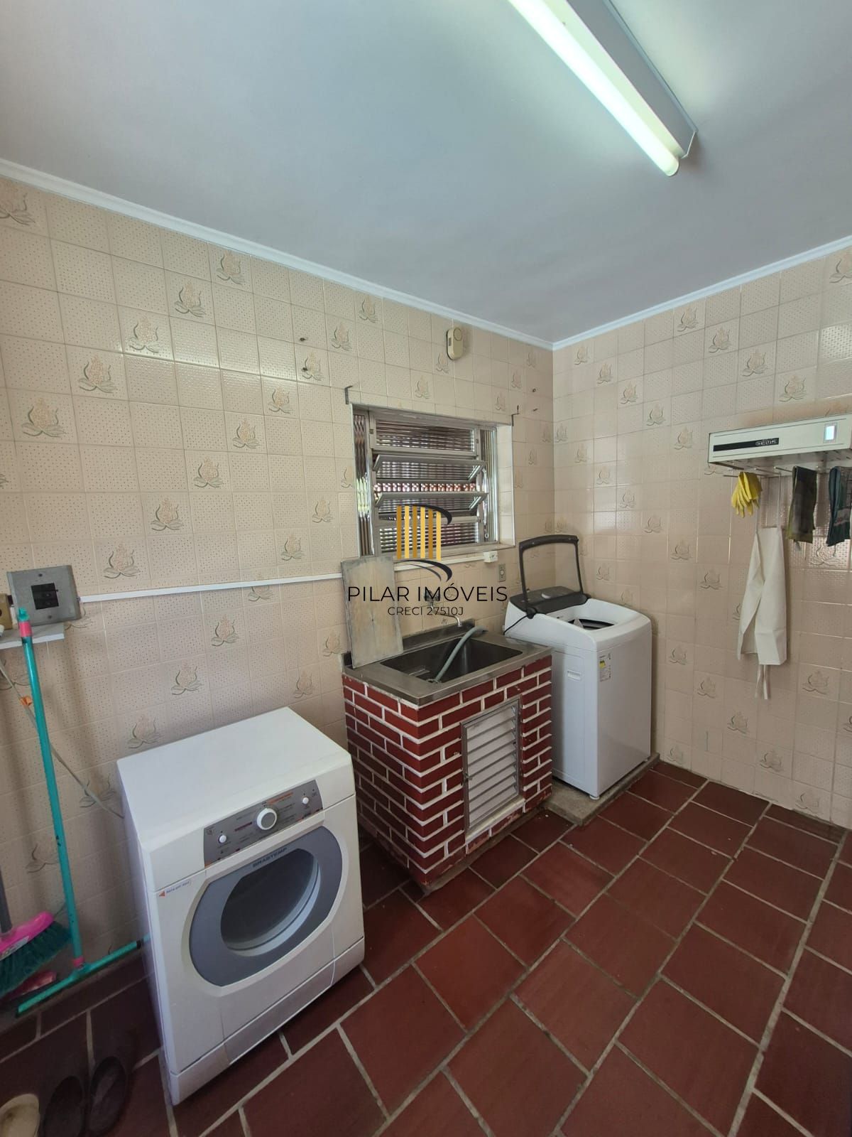 Casa 4 Dormitórios 1 suite 3 banheiros piscina e churasqueira