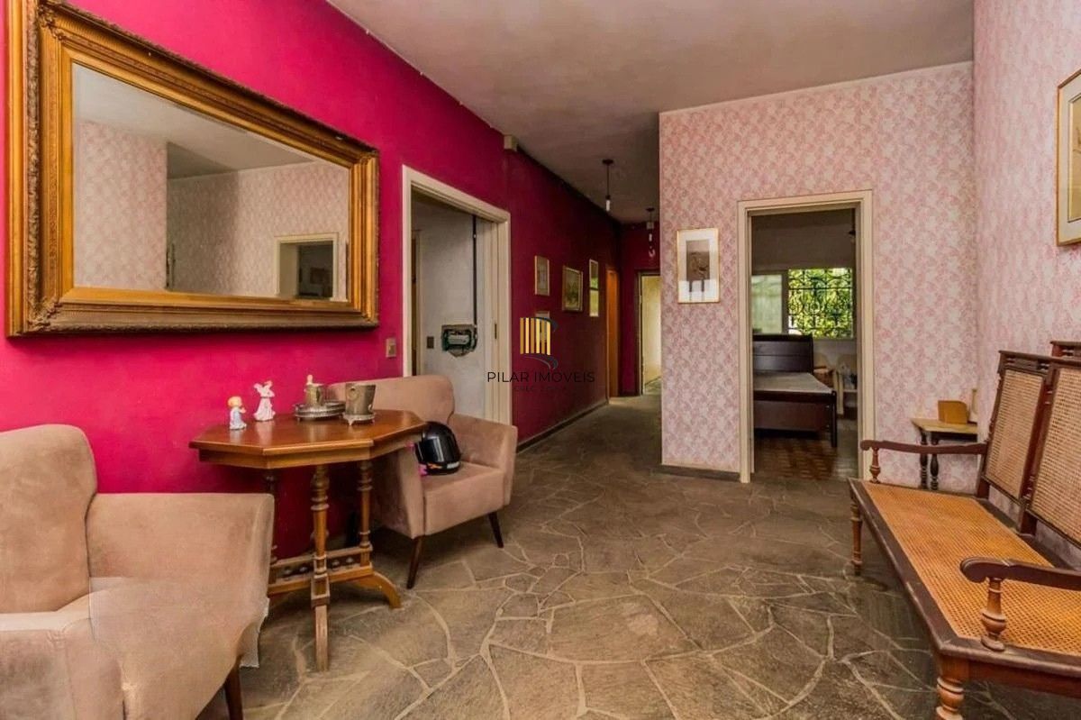 Casa com 5 dormitórios e 3 vagas no bairro Assunção