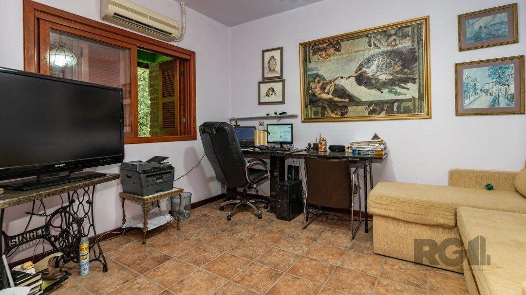 Casa 6 dormitórios no bairro Cascata