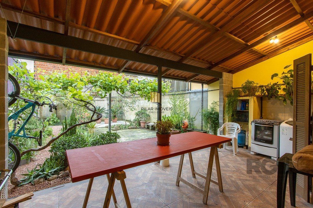 Casa 3 dormitórios no bairro Hípica
