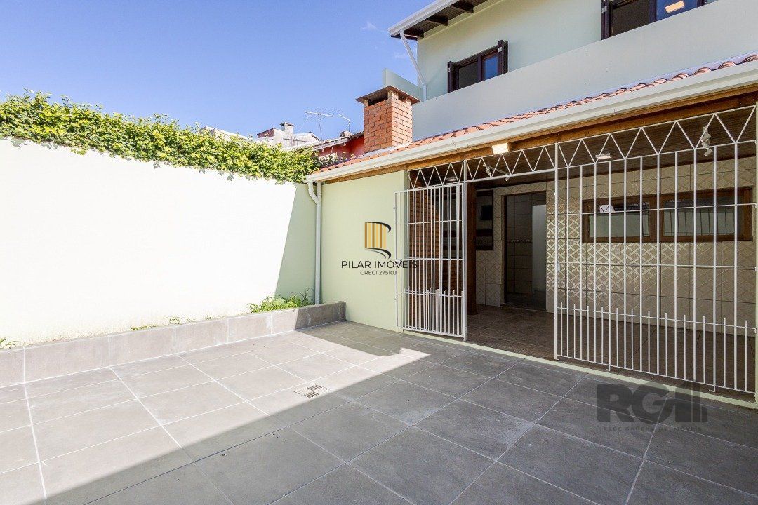 Casa 103m² - 3 dormitórios, 1 suíte, piscina, 2 vagas no bairro Hípica