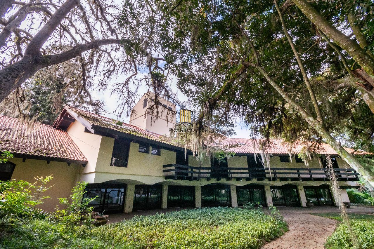 Casa à venda com1981m², 13 dormitórios, 4 suítes, 30 vagas, terreno de 1,2 hectares, no bairro Pedra Redonda em Porto Alegre