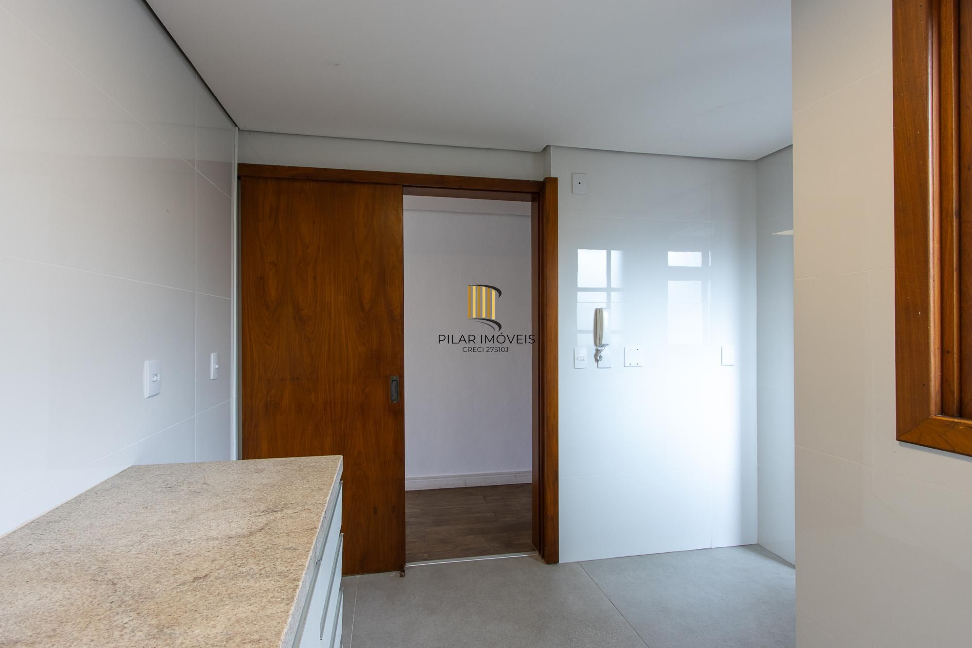 Apartamento com 114.02m², 3 dorm, Petrópolis com lareira e churrasqueira