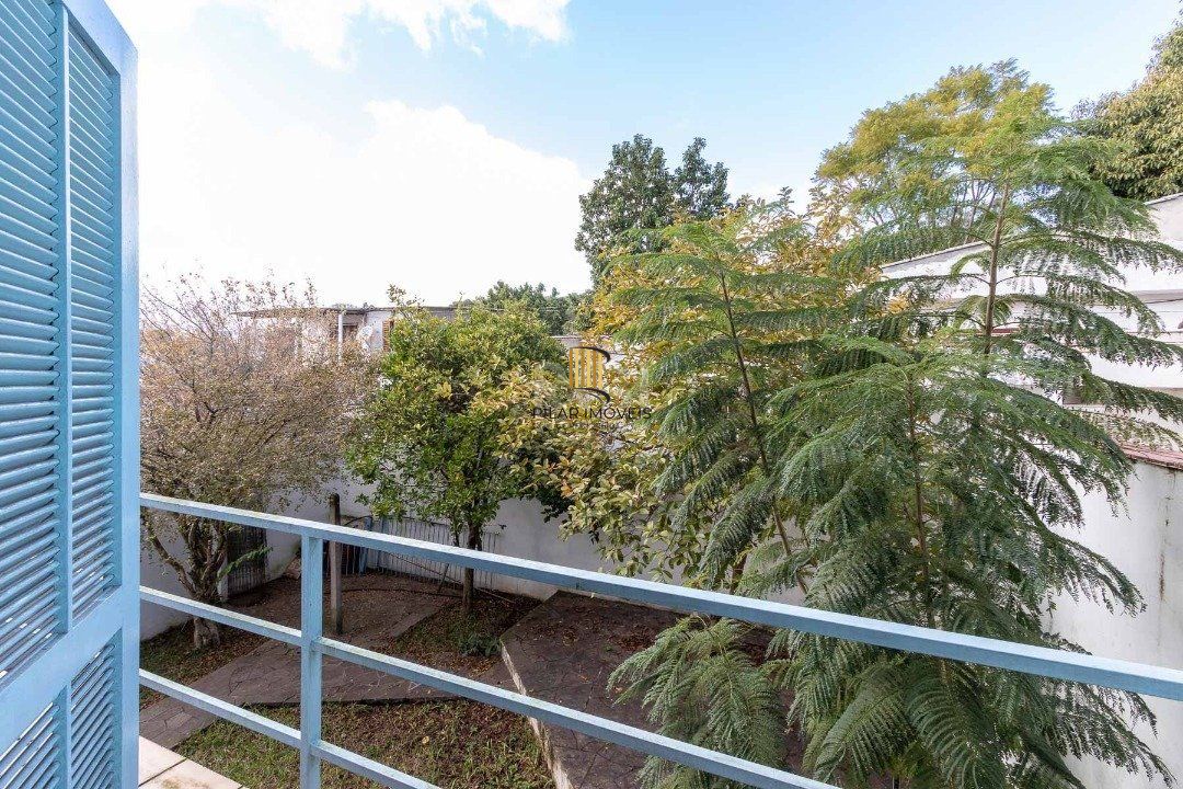 Casa com piscina em localização nobre no bairro Tristeza com vista para Rio Guaíba.