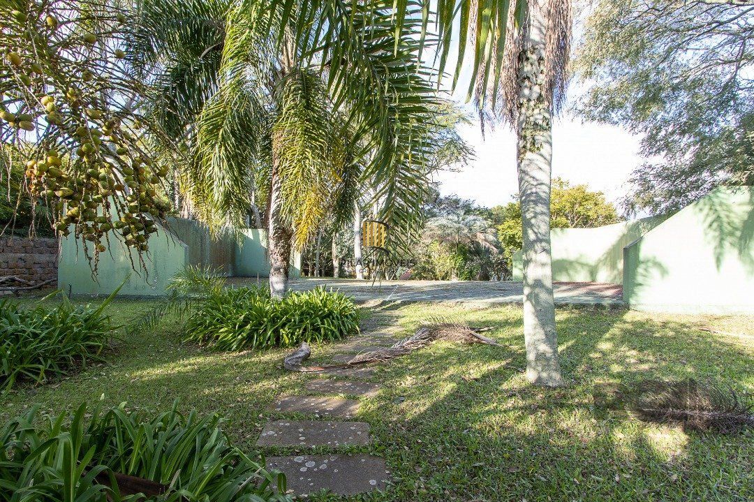 Casa Condomínio a Venda - 880m², 5 dormitórios, sendo 2 suítes, a master com lareira, 4 vagas - Cavalhada