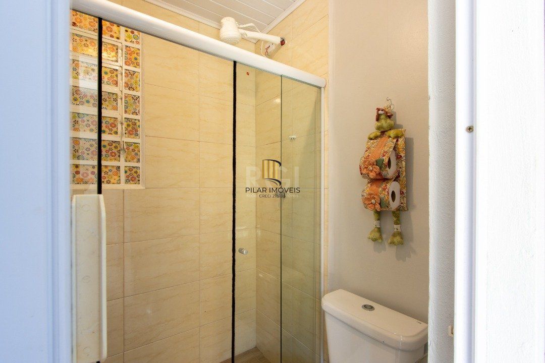 Sobrado à venda no Bairro Medianeira, reformado, 3 quartos, lareira, churrasqueira, 3 vagas