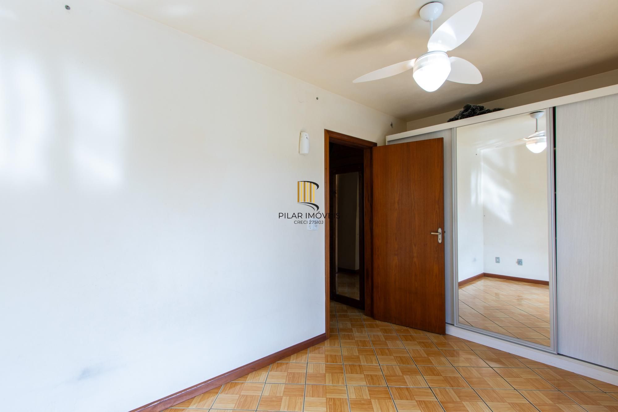 A casa possui 78m² de área construída, com um adicional de 20m²
