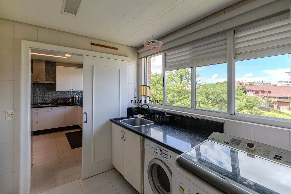 Apartamento com 3 dormitórios, 2 vagas e 231.61m² - Bairro Menino Deus