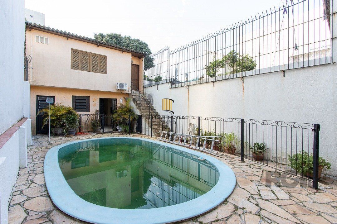 Casa 4 dormitórios no bairro Azenha