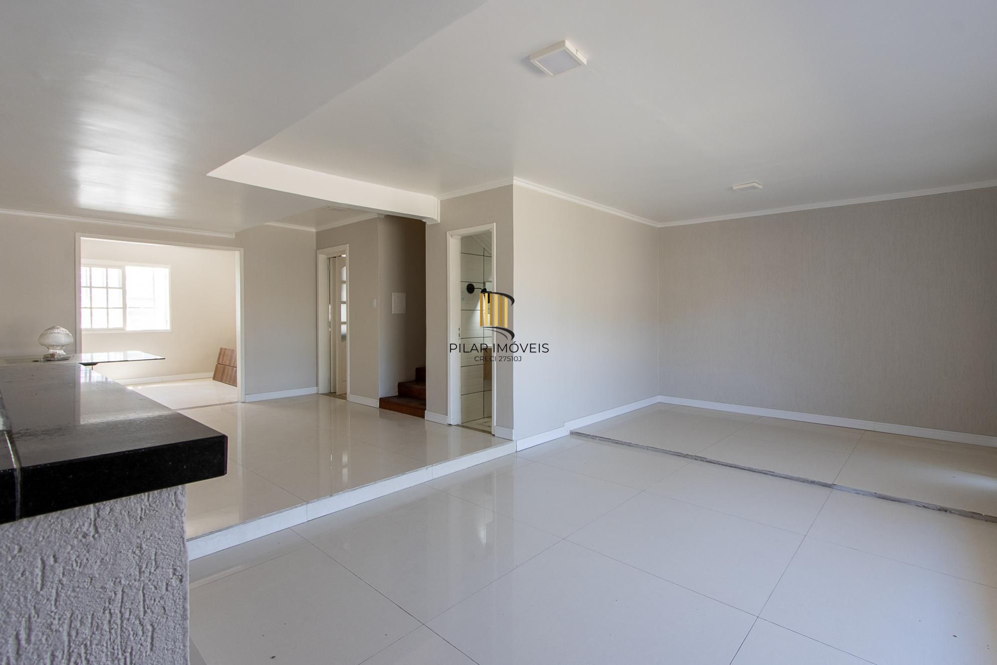 Casa de alvenaria, com 3 quartos, 1 suíte e 3 vagas de garagem.