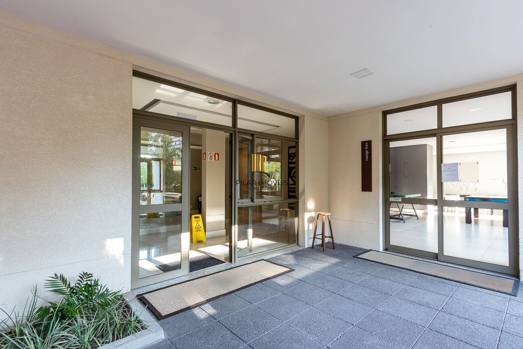 Apartamento totalmente reformado e impecável para locação - 3 quartos sendo uma suíte - Bairro Cavalhada