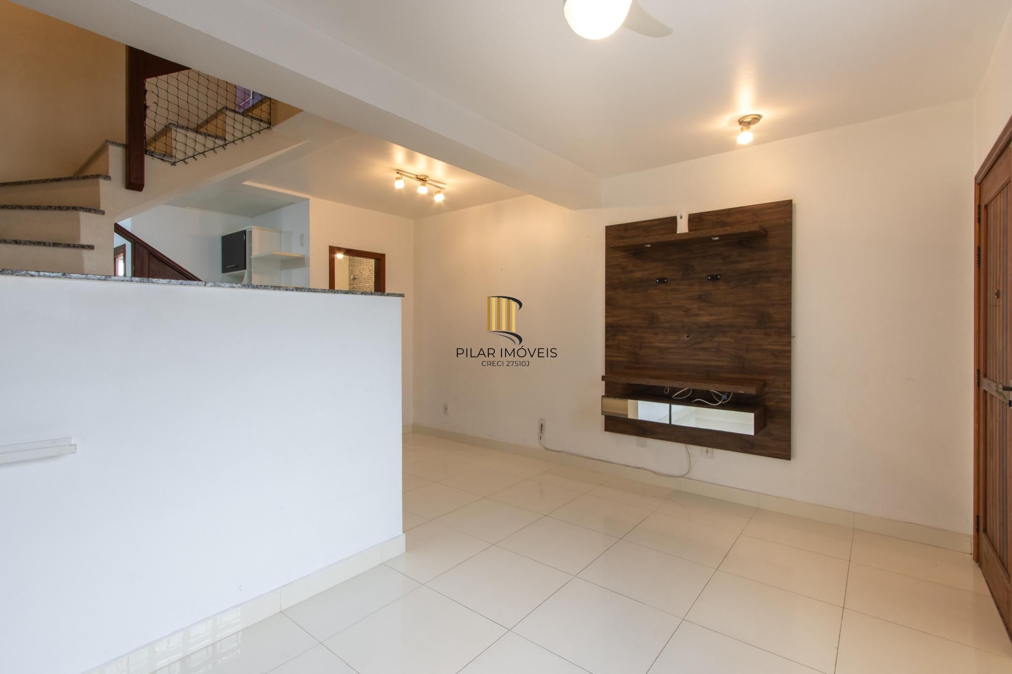 A casa possui 78m² de área construída, com um adicional de 20m²