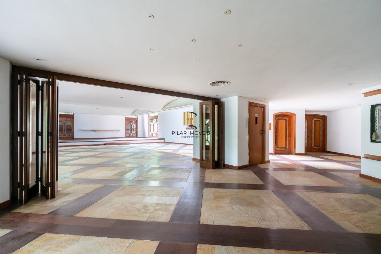 Casa à venda com1981m², 13 dormitórios, 4 suítes, 30 vagas, terreno de 1,2 hectares, no bairro Pedra Redonda em Porto Alegre
