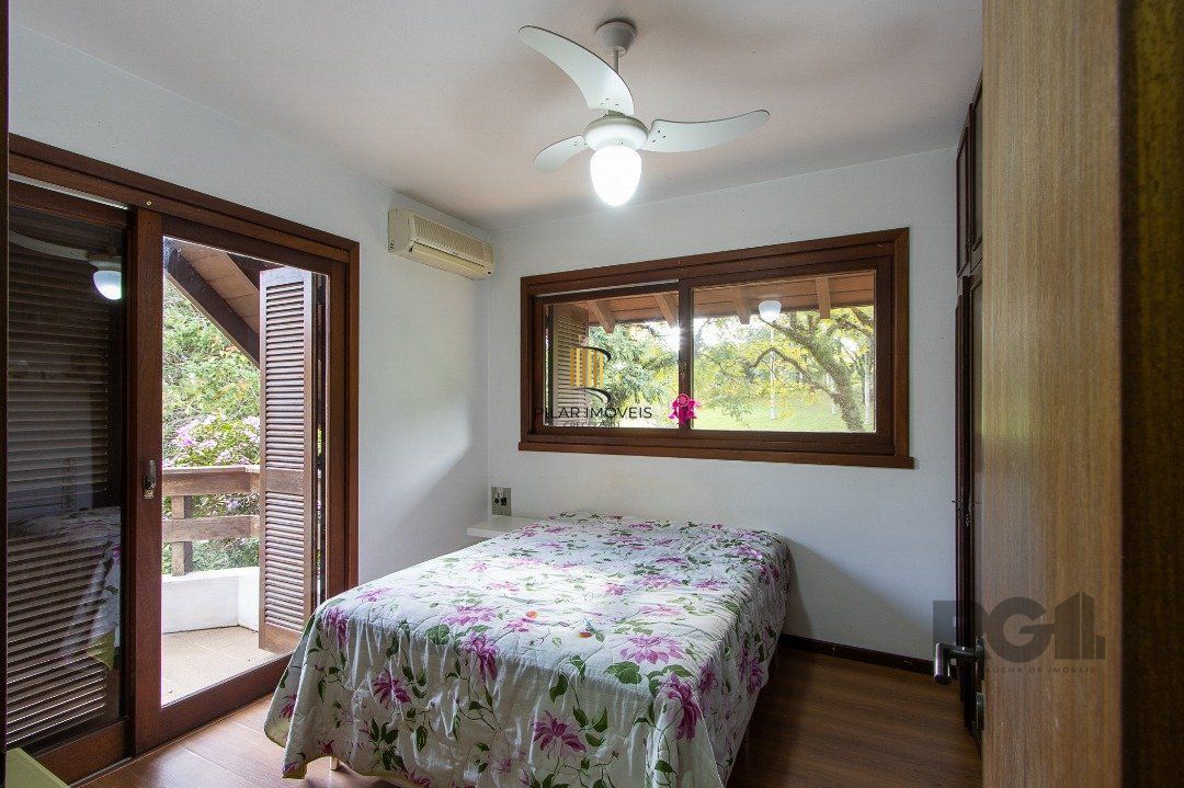 Casa de Condomínio 6 dormitórios no bairro Cavalhada