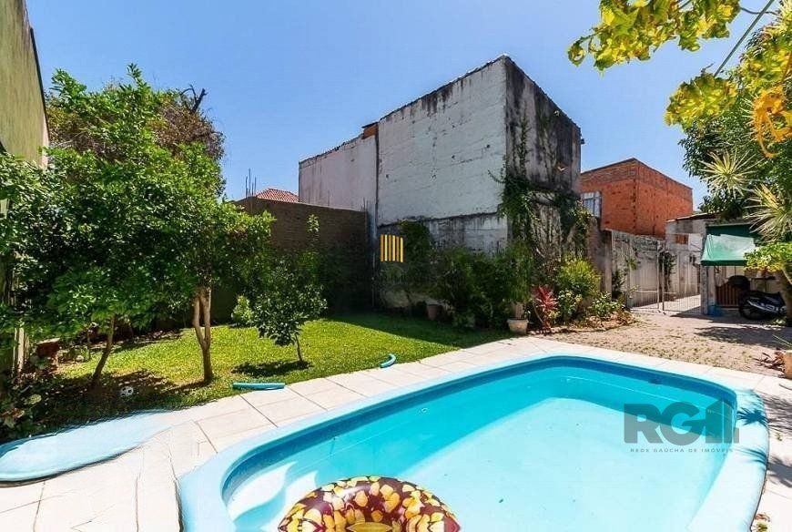 Casa 3 dormitórios no bairro Azenha