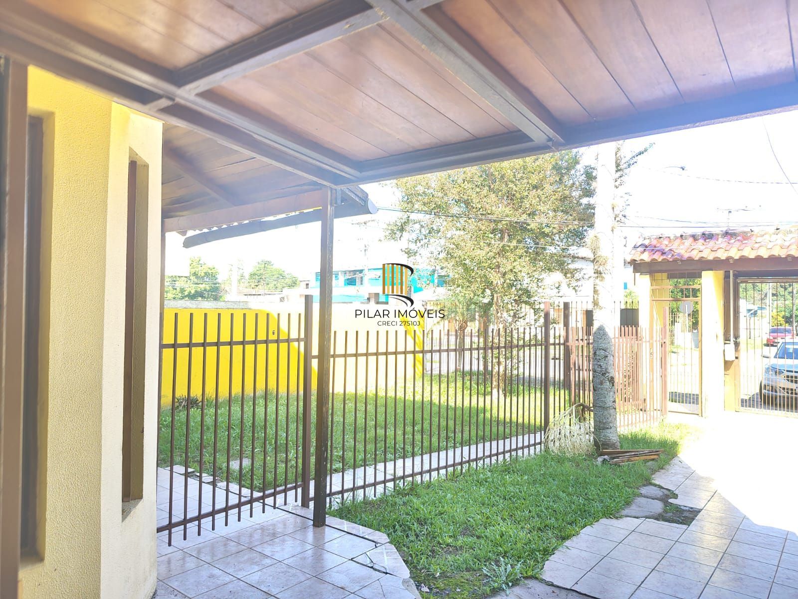 Casa de 4 dormitórios, 1 suíte e 4 vagas de garagem no bairro Cavalhada.