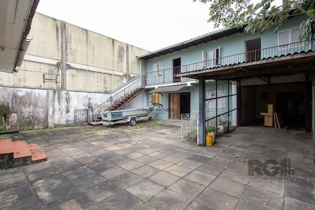 Casa 5 dormitórios no bairro Ipanema