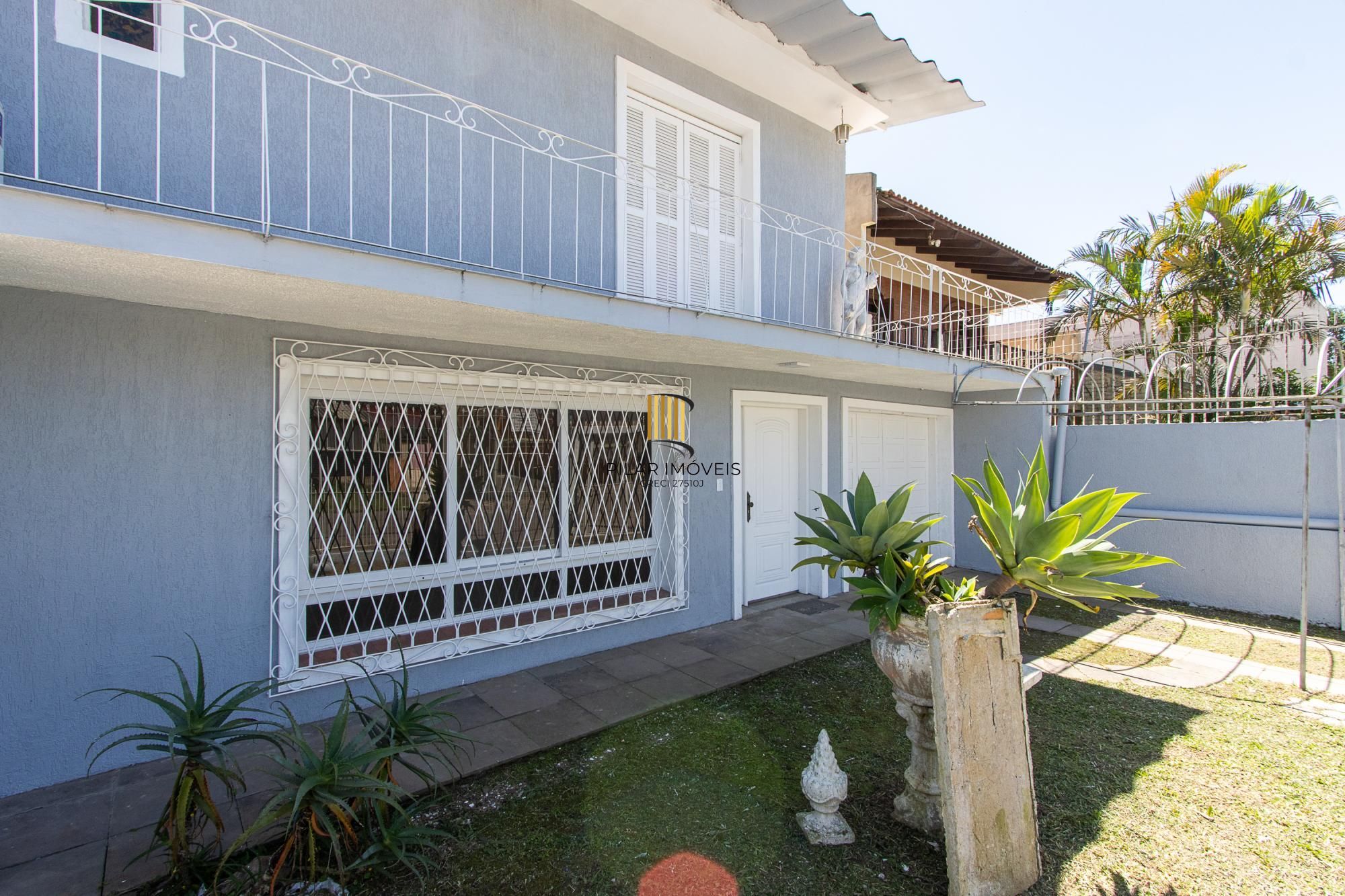 Casa de alvenaria, com 3 quartos, 1 suíte e 3 vagas de garagem.