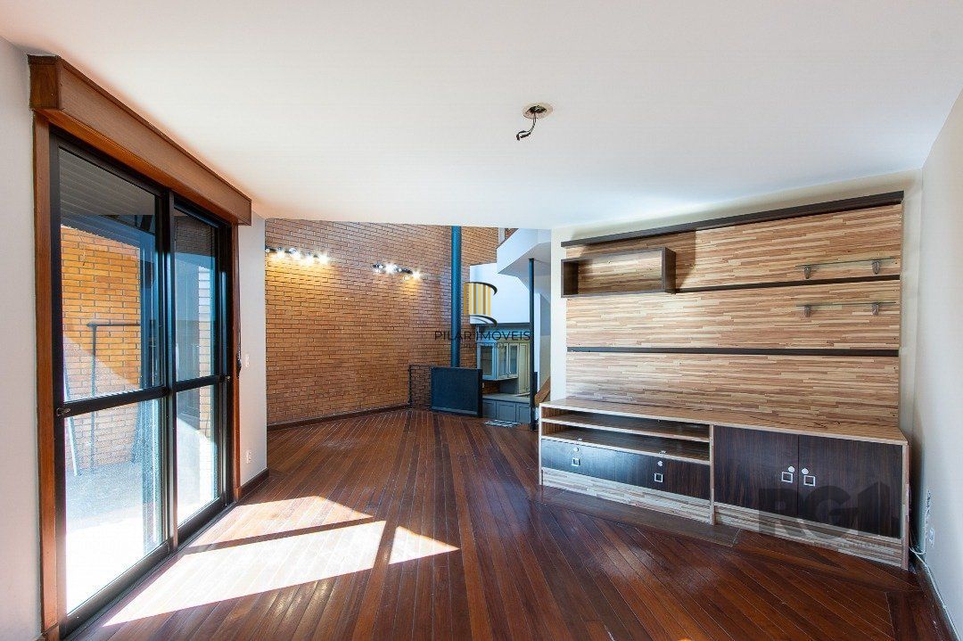 Excelente casa de 3 andares em condomínio fechado
