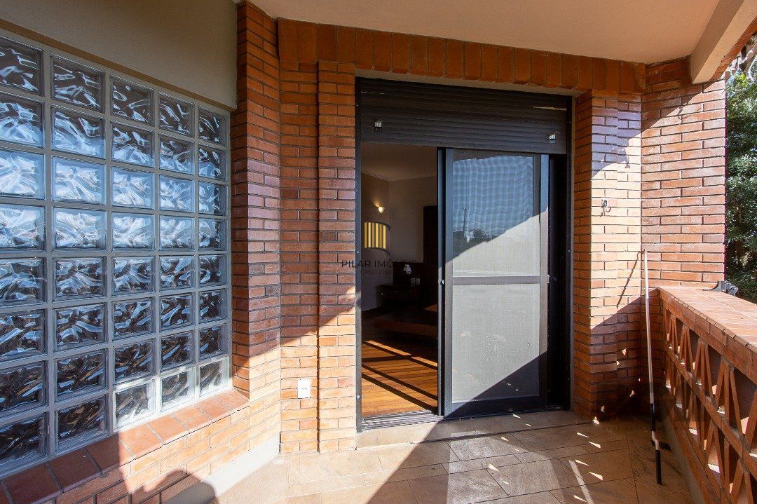 Excelente casa de 3 andares em condomínio fechado
