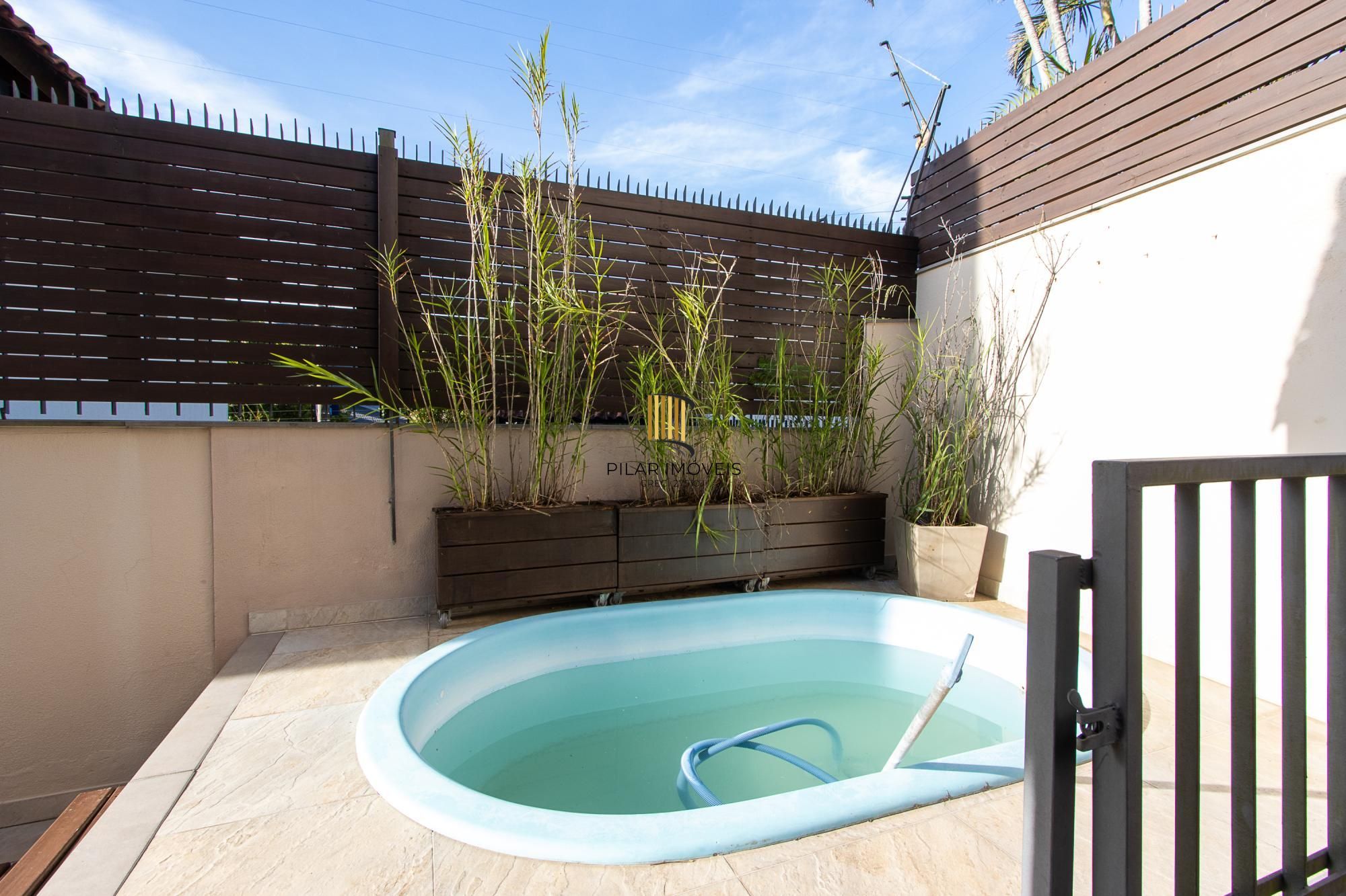 Excelente casa de 3 dormitórios, 1 suíte, pátio, piscina e vaga para 2 carros cobertas.