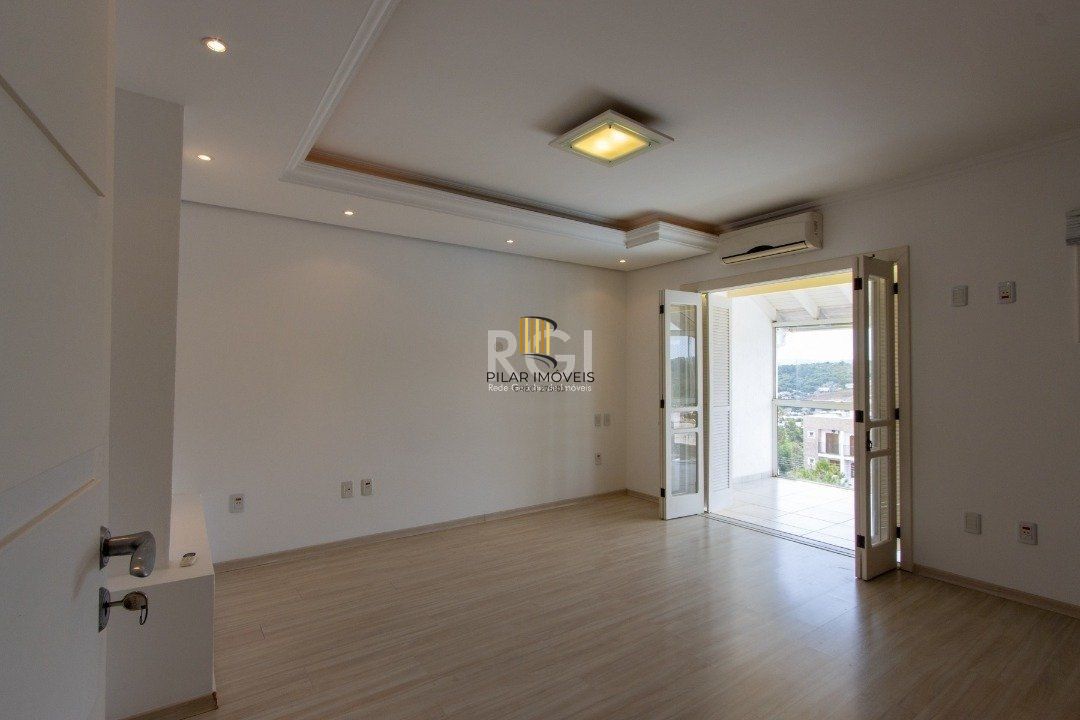 Uma suíte, estar íntimo, living 2 ambientes, lareira, lavabo, cozinha mobiliada,