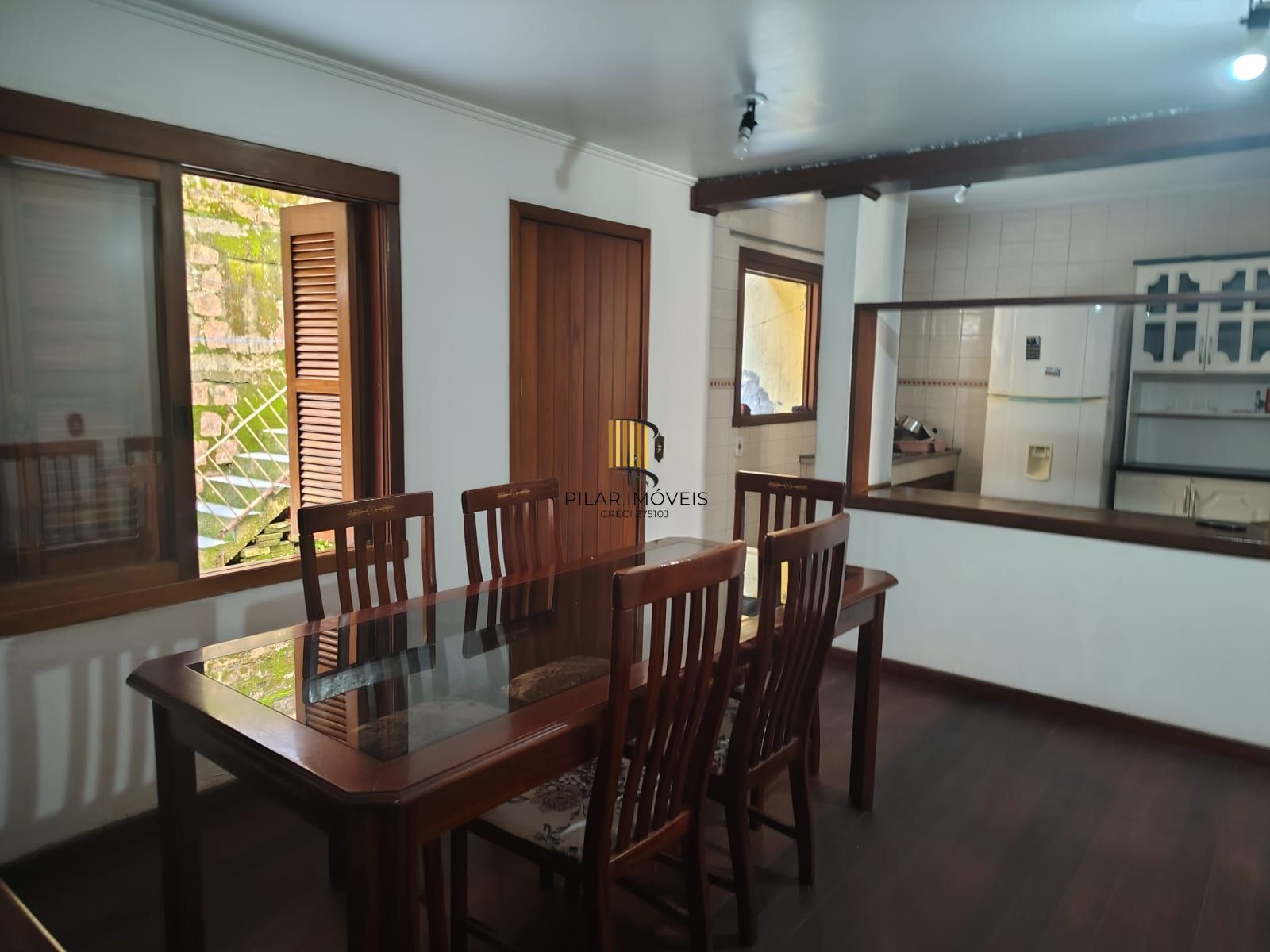 Casa de 4 dormitórios, 1 suíte e 4 vagas de garagem no bairro Cavalhada.