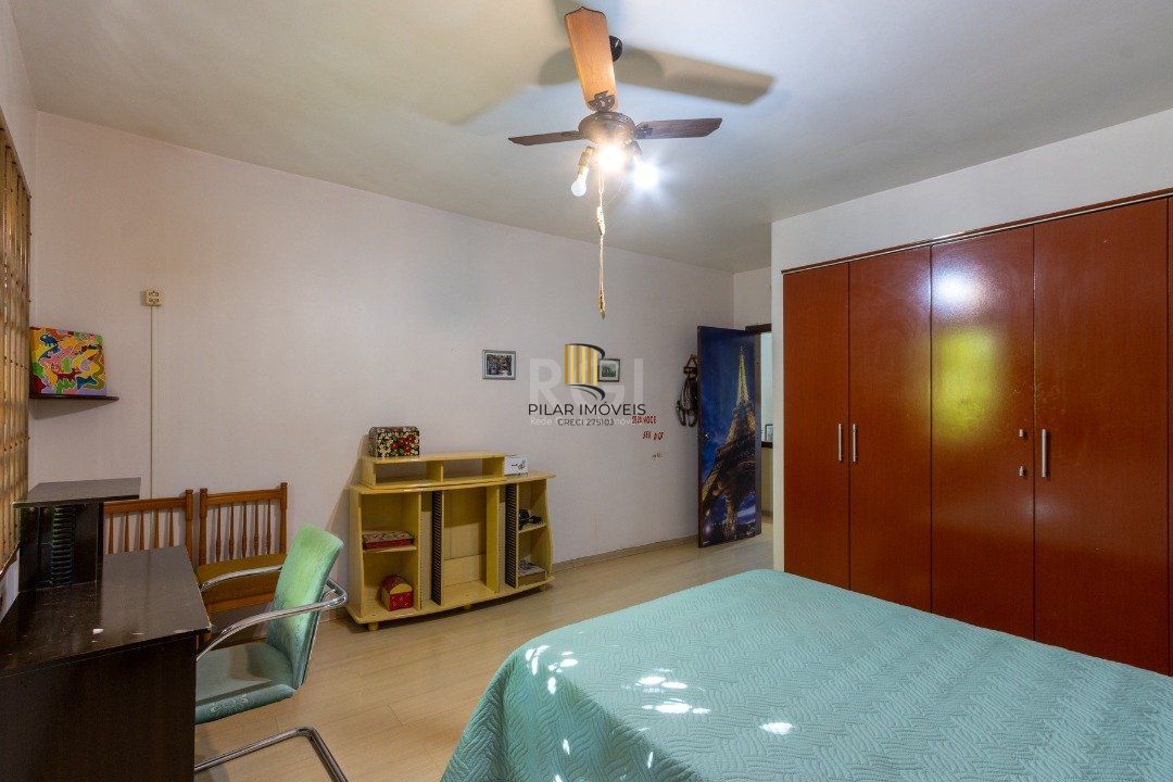 Sobrado com 345m² privativos, 3 suites, 2 vagas, churrasqueira. pátio com piscina - Bairro Cristal