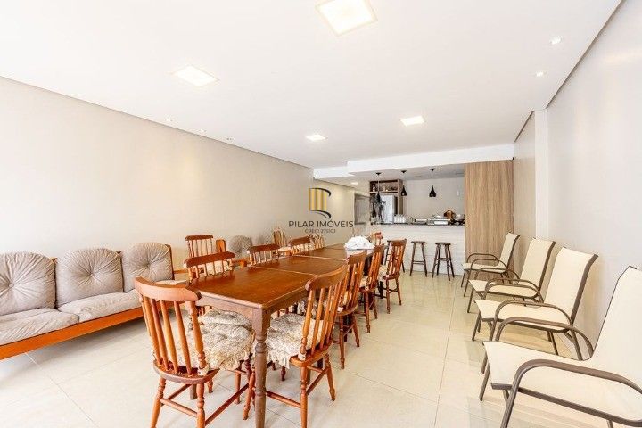 Cobertura no Bairro Auxiliadora, 3 dormitórios, 1 suíte, churrasqueira e vaga coberta.