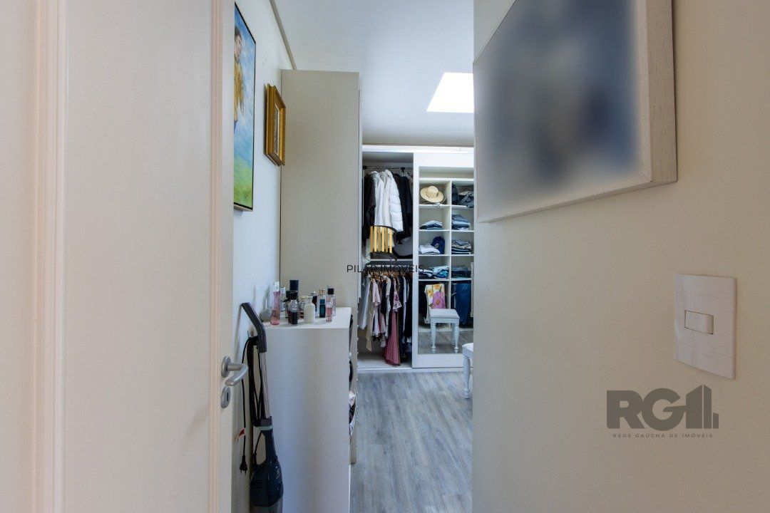 Excelente residência no Condomínio Terra Ville com aproximadamente 474,74m² privativos.