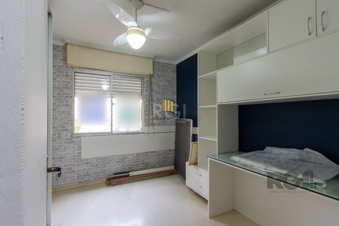 Apartamento de 02 dormitórios com móveis e roupeiros planejados