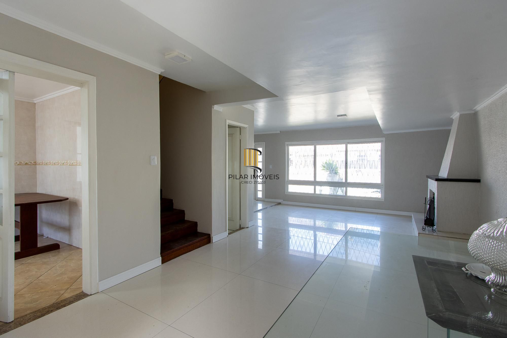 Casa de alvenaria, com 3 quartos, 1 suíte e 3 vagas de garagem.