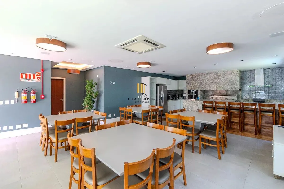 Apartamento com 3 dormitórios, 2 vagas e 231.61m² - Bairro Menino Deus