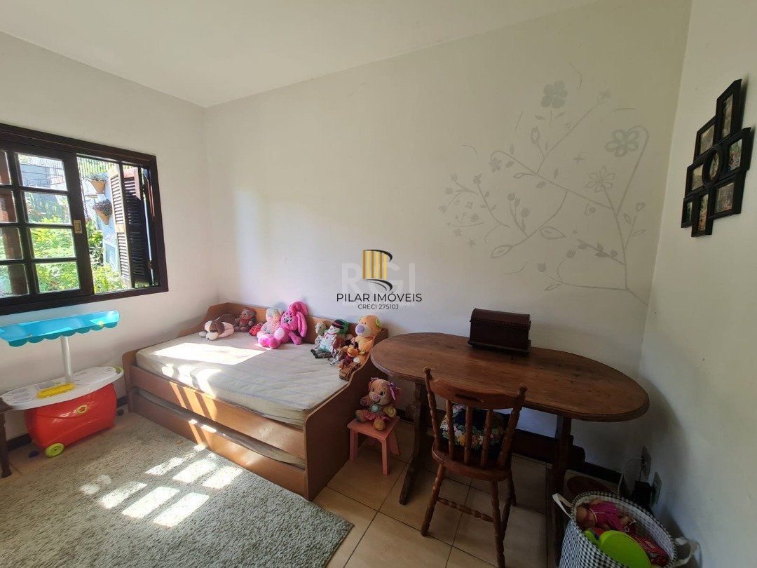 Casa em lindo terreno alto ao nível da rua medindo 10 × 32 onde consta uma residência térrea com 136m2 de área privativa,