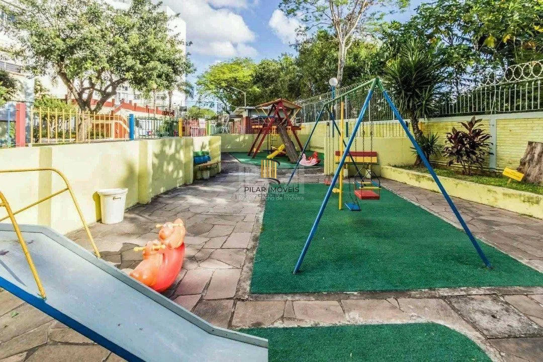 Apartamento de 2 dormitórios e 1 vaga de garagem no bairro Cristal.