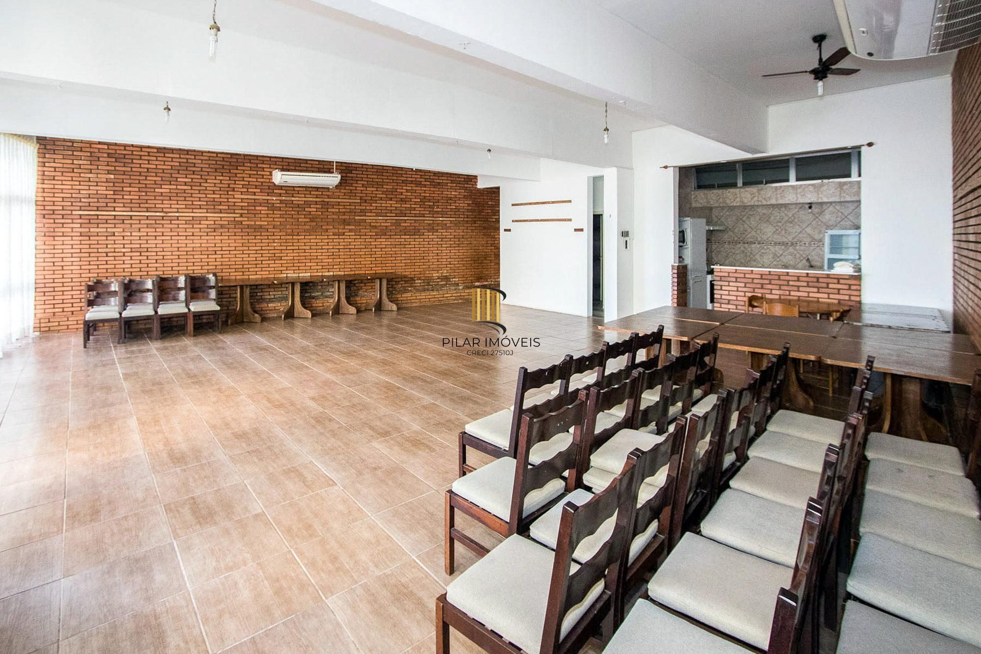 Apartamento semimobiliado à venda no bairro Cristal, 2 dormitórios, 2 banheiros, 1 vaga coberta e vista livre para o Guaíba