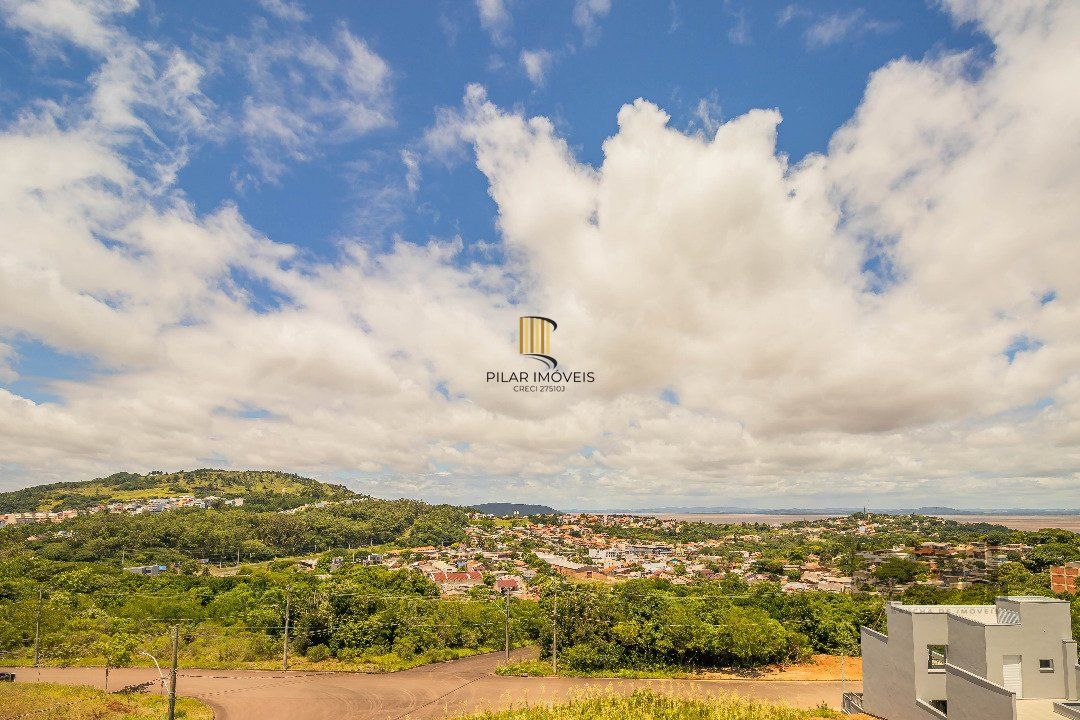 Sobrado, 185 metros quadrados privativo, com 3 quartos, 1 suíte, Living e cozinha integrados, lareira, churrasqueira, lavabo e 2 vagas de garagem.                       e 2 vagas de garagem