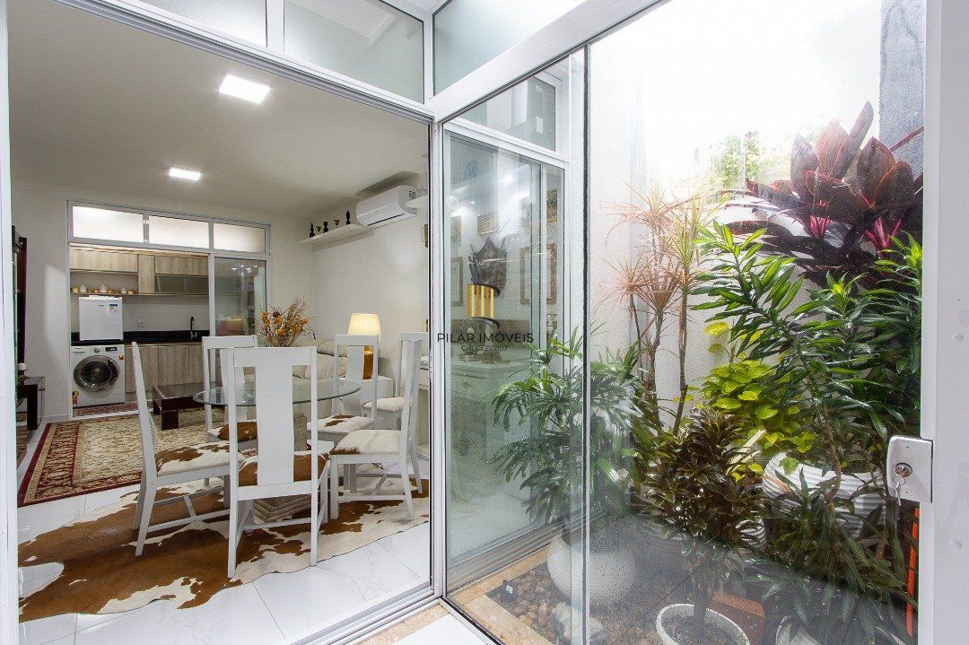 casa possui 3 suítes, 2 com closet