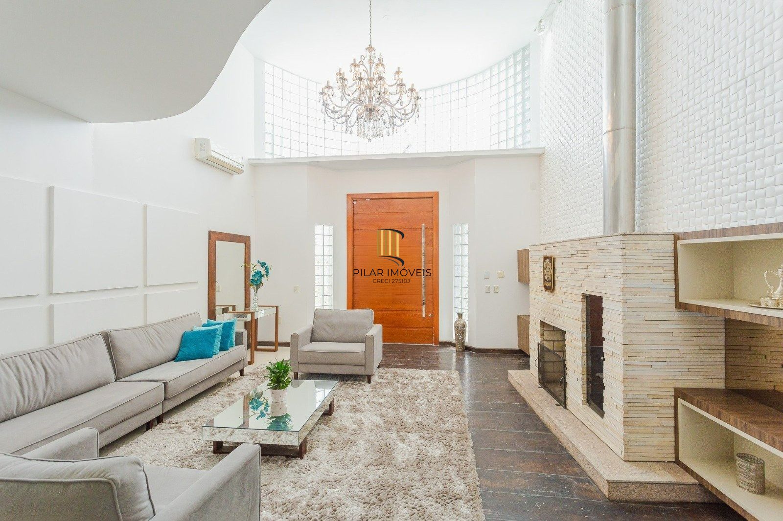 Casa Imponente com 5 Dormitórios (3 Suítes) no Bairro Chácara das Pedras