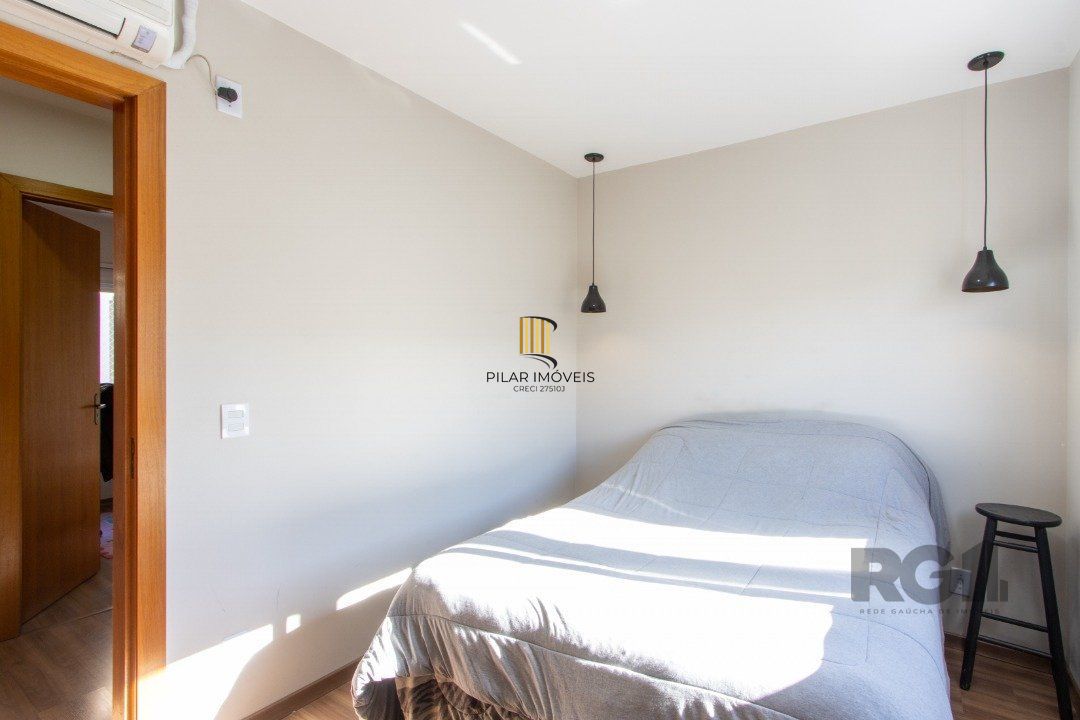 Casa em condomínio,  possui 2 dormitórios, sala para 2 ambientes e 1 vaga.