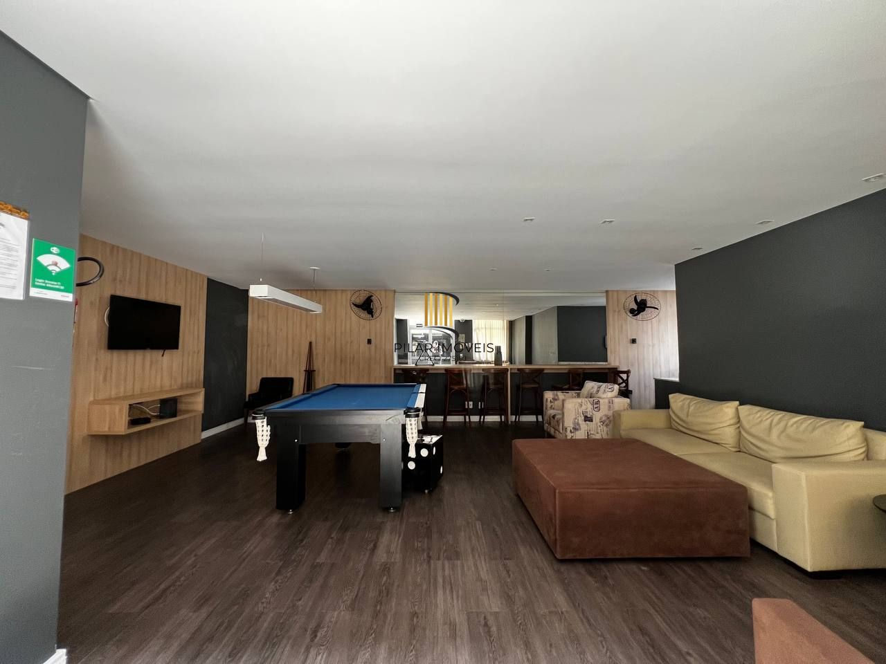 Apartamento de 3 dormitórios transformado em 2, 1 suíte e living com churrasqueira.