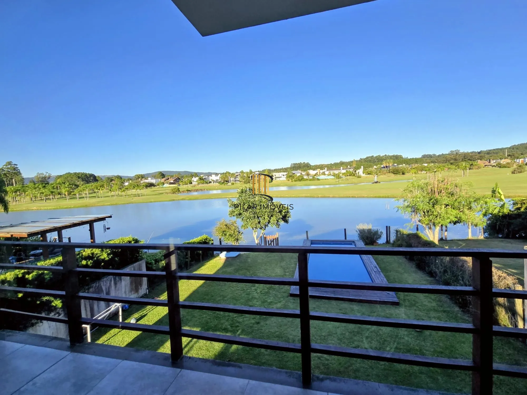 Casa no Condominio Terra Ville.  3 suites, com fundo para o lago.