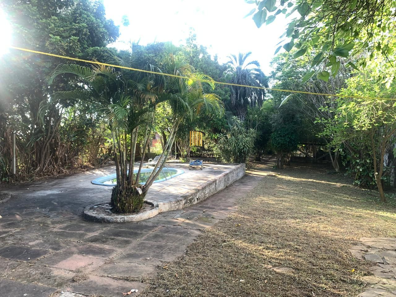 Sossego e natureza em Porto Alegre: 3 quartos, piscina e quase 2000m² de área