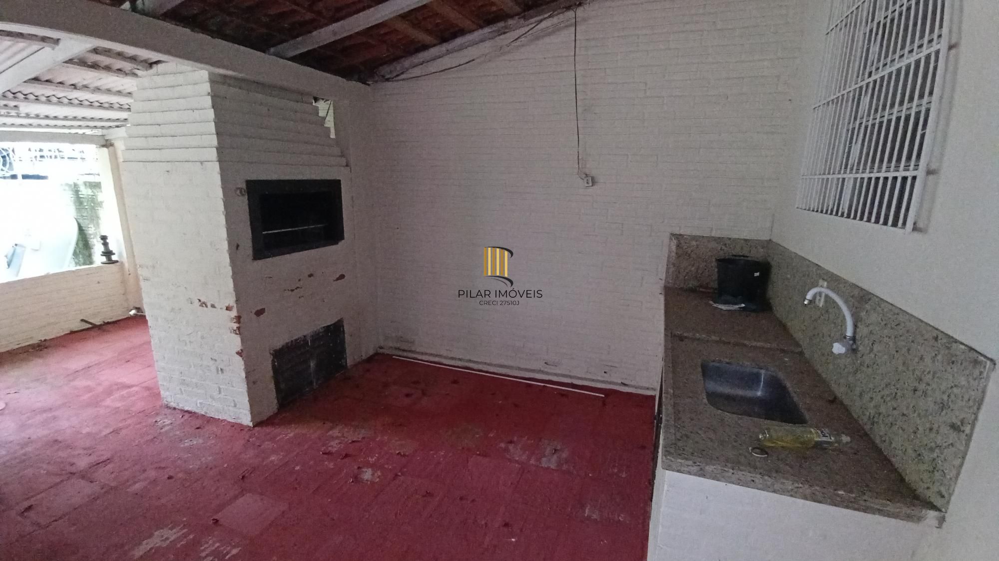 Sossego e natureza em Porto Alegre: 3 quartos, piscina e quase 2000m² de área