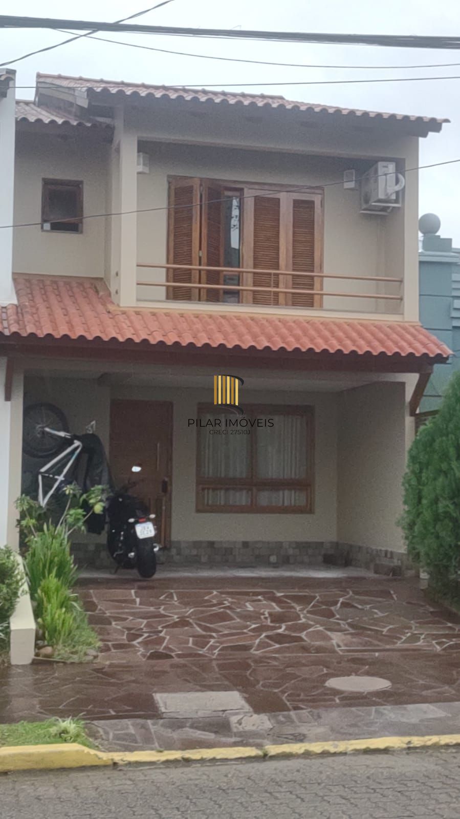 Casa de condomínio, 3 quartos, 1 suíte, piscina e 2 vagas de garagem;