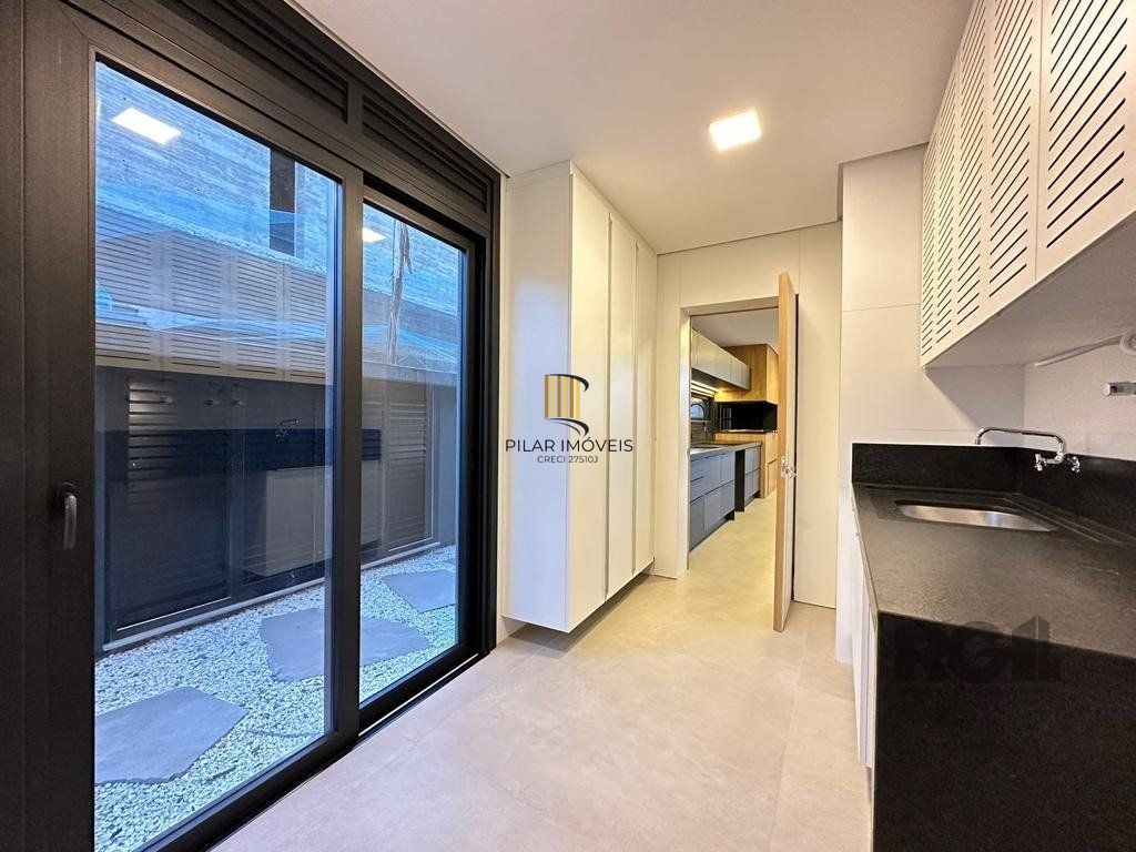 Casa de Condomínio 6 dormitórios no bairro Atlântida Sul